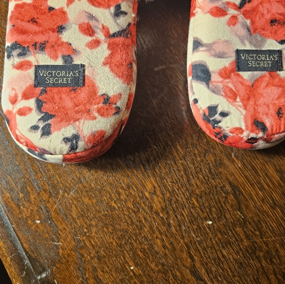 Victoria's Secret Floral Slippers with Cream Fur - Picture 4 of 8